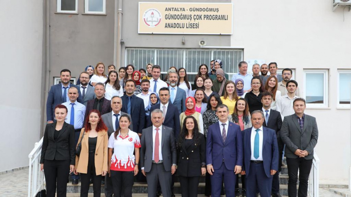 Antalya Valisi Sayın Ersin YAZICI ve İl Milli Eğitim Müdürü Sayın Emre ÇALIŞKAN okulumuzu ziyaret etti